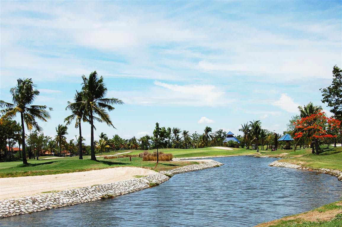 Water hazard Royal Lakeside Golf Club Resort