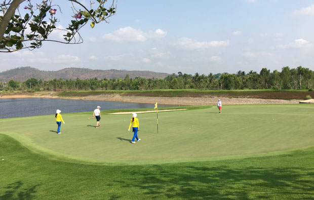 putting out, siam country club plantation course, pattaya, thailand